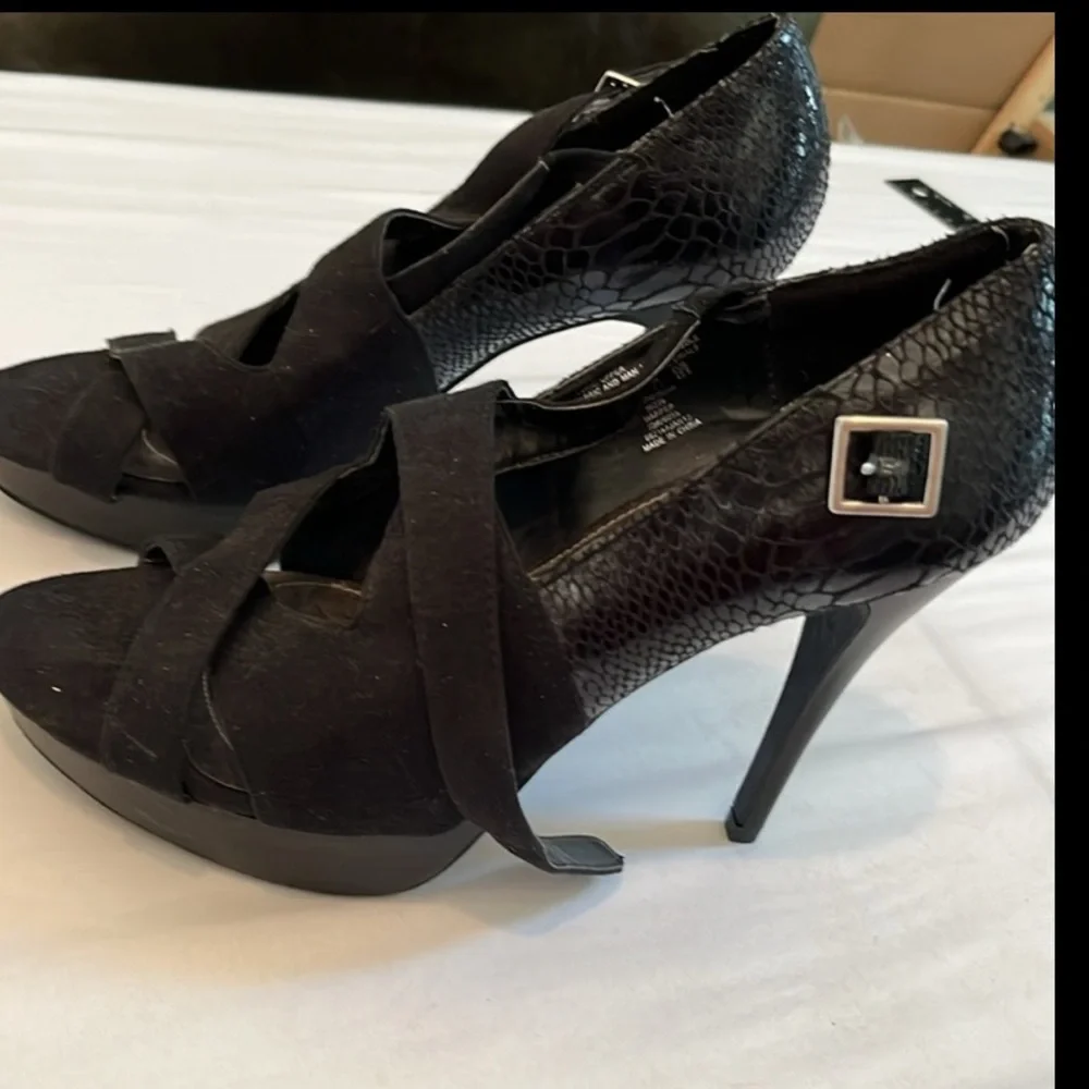 Sofia by Sofia Vargaro size 10 black platform heel faux suede reptile embossed